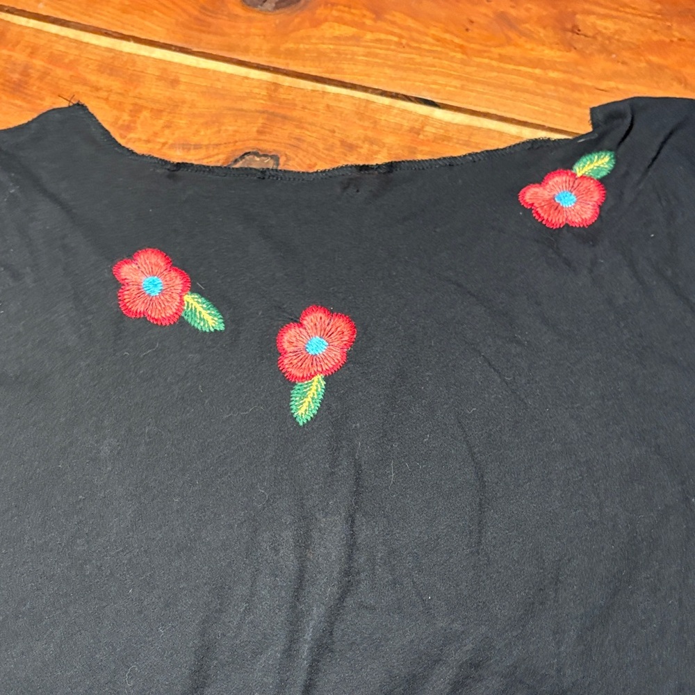 Floral embroidered black V neck short sleeve artsy folk art tropical - Picture 5 of 9